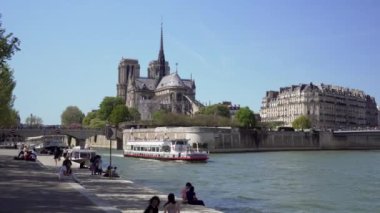 Paris 'te Notre Dame Katedrali' nin arka planında Seine Nehri ve Cruise gemisi