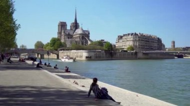 Paris 'te Notre Dame Katedrali' nin arka planında Seine Nehri ve Cruise gemisi