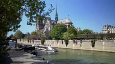 Paris 'te Notre Dame Katedrali' nin arka planında Seine Nehri ve Cruise gemisi