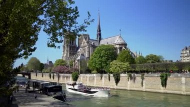 Paris 'te Notre Dame Katedrali' nin arka planında Seine Nehri ve Cruise gemisi