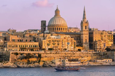 Malta, Valletta, Sliema 'dan St. Paul' s Anglikan Katedrali ve Carmelite Kilisesi ile gökyüzü.,