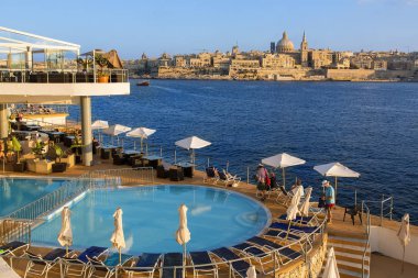 Sliema, Malta, Akdeniz, Avrupa 'daki yüzme havuzundan Valletta ve Carmelite Kilisesi' nin kubbesi