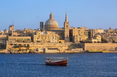 Malta, Valletta, Sliema 'dan St. Paul' s Anglikan Katedrali ve Carmelite Kilisesi ile gökyüzü.,