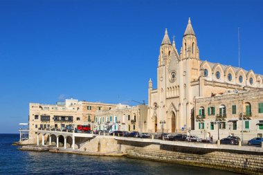Malta, St Julians Körfezi. Balluta Körfezi 'nin başındaki Carmelite Merkezi ve kilise.