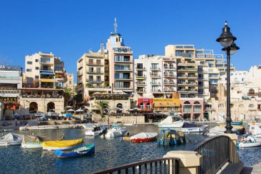 Spinola Körfezi 'nde restoranlar, St. Juliana' lar, Malta, Akdeniz, Avrupa