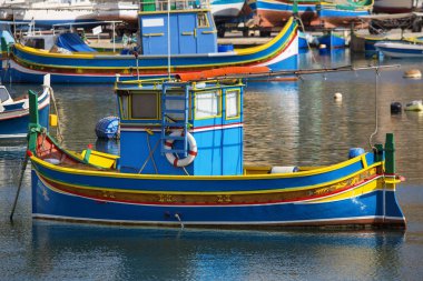 Akdeniz adası Malta 'daki Marsaskala limanı.