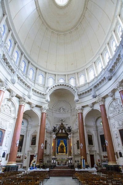 Valetta, Malta 'daki Carmelite Kilisesi.