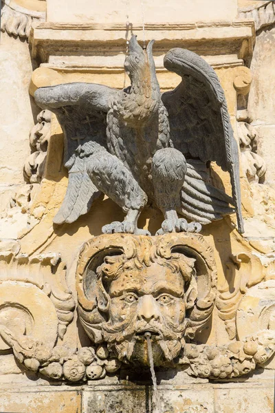 Reich Verzierter Sandsteinbrunnen Der Sich Auf Dem Georges Square Misrah lizenzfreie Stockbilder