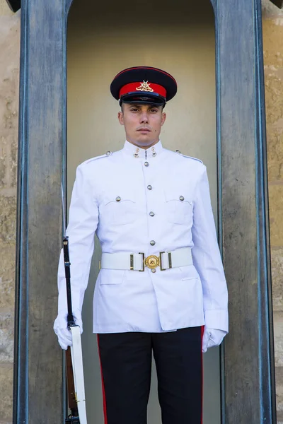 Malta Europa Ein Wachmann Sommerlicher Militäruniform Vor Dem Präsidentenpalast Valletta lizenzfreie Stockfotos