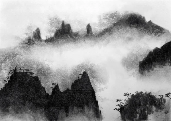 Горы и туман — стоковое фото