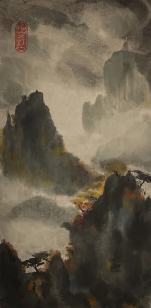 Φθινόπωρο στα βουνά ομίχλης και πεύκα — Φωτογραφία Αρχείου