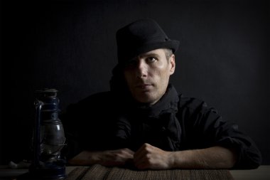 Şapkalı adam.
