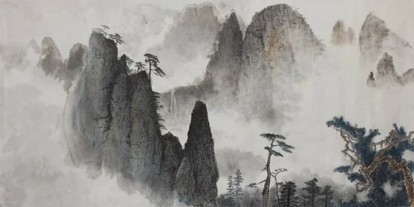 yüksek dağlar çam ve sis