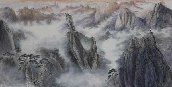 Высокие горы в тумане — стоковое фото