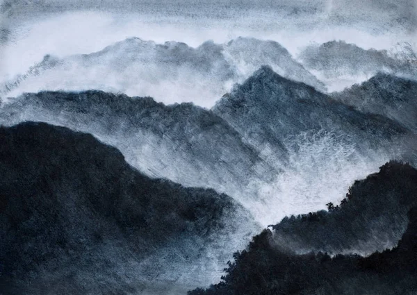 Высокие туманные горы — стоковое фото