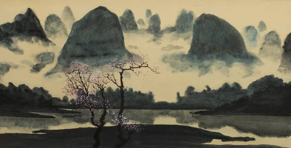 puslu dağlar ve çiçekli Erik