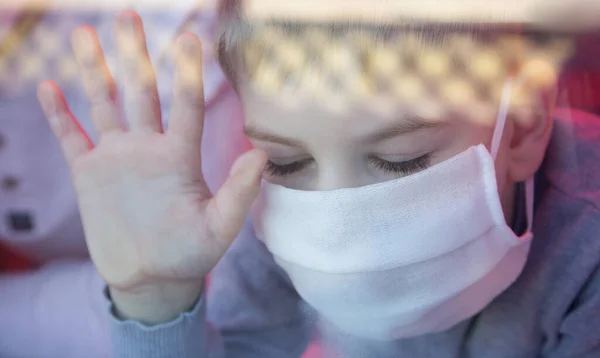 Junge mit Schutzmasken schleicht durchs Fenster — Stockfoto