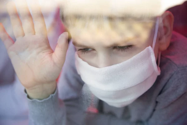 Ernste Oy tragen Schutzmasken, die durchs Fenster huschen — Stockfoto