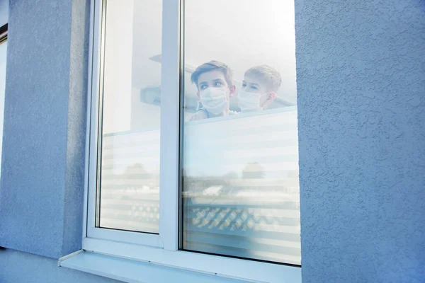 Ragazzi che indossano maschere protettive che sfondano la finestra dell'ospedale — Foto Stock