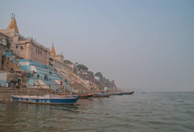 Varanasi, Hindistan - 17 Ocak 2016. Varanasi kutsal Ghats görünümünü