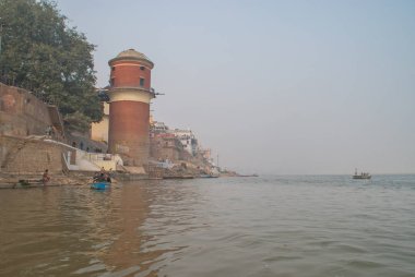 Varanasi, Hindistan - 17 Ocak 2016. Varanasi kutsal Ghats görünümünü