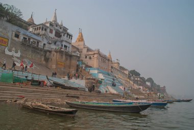 Varanasi, Hindistan - 17 Ocak 2016. Varanasi kutsal Ghats görünümünü