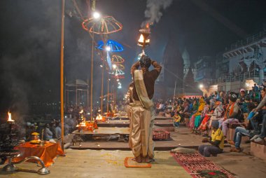 Varanasi, Hindistan, 11 Ocak 2016: Günbatımı töreni, Ganj Nehri