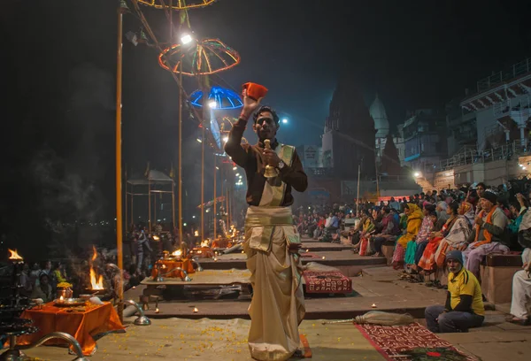 Varanasi, India, 11 gennaio 2016: Cerimonia del tramonto, fiume Gange — Foto Stock