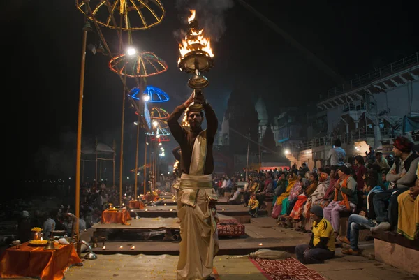 Varanasi, India, 11 de enero de 2016: Ceremonia de Puesta del Sol, Río Ganges —  Fotos de Stock