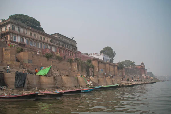 Varanasi, Indie - 17. ledna 2016. Pohled svaté Ghats Váránasí — Stock fotografie