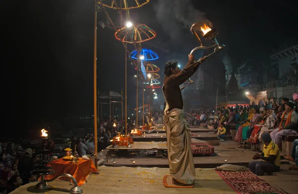 Varanasi, Hindistan, 11 Ocak 2016: Günbatımı töreni, Ganj Nehri
