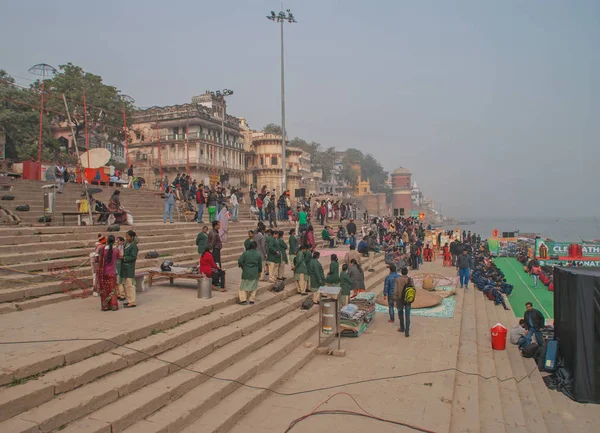 Varanasi, Indie - 17. ledna 2016. Pohled svaté Ghats Váránasí — Stock fotografie