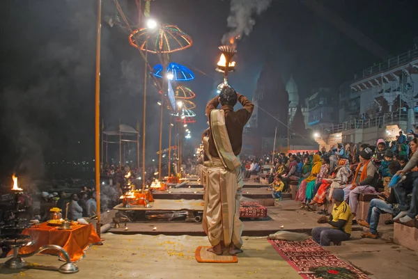 Varanasi, Hindistan, 11 Ocak 2016: Günbatımı töreni, Ganj Nehri