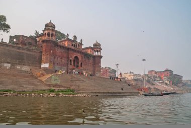Varanasi, Hindistan - 17 Ocak 2016. Varanasi kutsal Ghats görünümünü