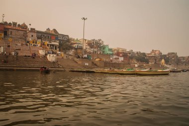 Varanasi, Hindistan - 17 Ocak 2016. Varanasi kutsal Ghats görünümünü