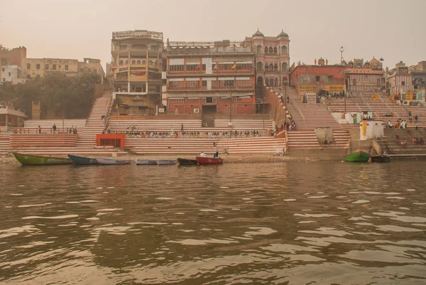 Varanasi, Hindistan - 17 Ocak 2016. Varanasi kutsal Ghats görünümünü