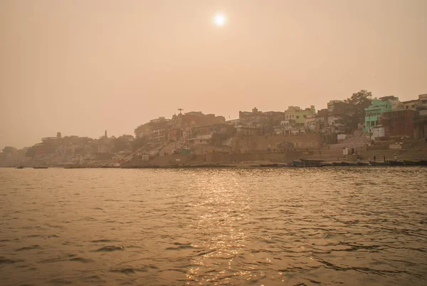Varanasi, Indie - 17. ledna 2016. Pohled svaté Ghats Váránasí — Stock fotografie
