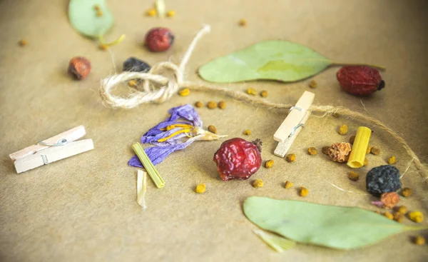 bir sürü küçük detaylar ve Kağıt arka plan üzerinde düşünüyor