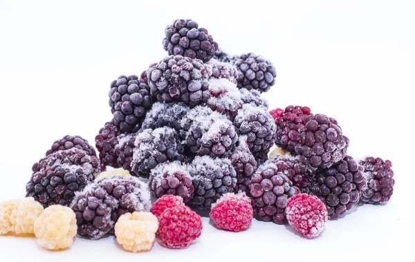 Dondurulmuş çilek beyaz zemin üzerine koyu