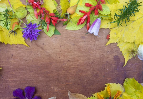 Fleurs et feuilles d'automne sur fond en bois — Photo