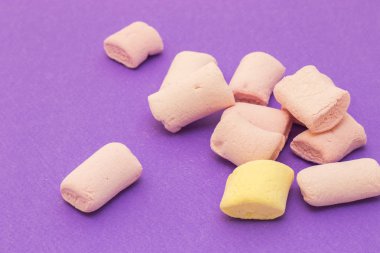 Pembe, sarı, marshmallow