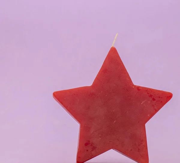 Mor zemin üzerine kırmızı mum yıldız