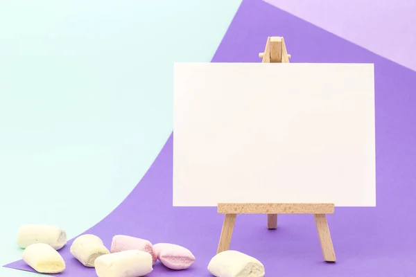 Libro blanco sobre pequeño caballete sobre fondo colorido — Foto de Stock