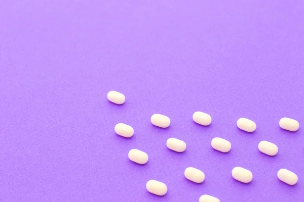 Tic tac tatlılar Menekşe arka plan üzerinde