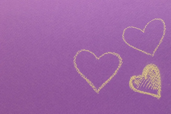 Coeurs peints à la craie sur fond violet — Photo