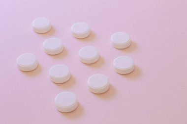 Beyaz hap, pembe arka plan ayarlamak.