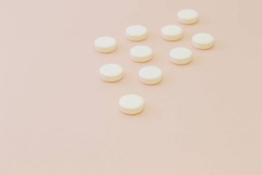 Beyaz hap, pembe arka plan ayarlamak.