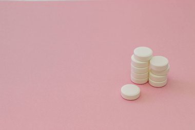 Beyaz hap, pembe arka plan ayarlamak.