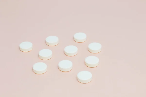 Beyaz hap, pembe arka plan ayarlamak.