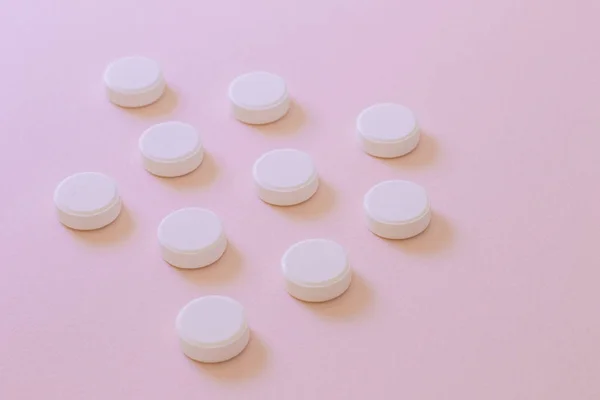 Beyaz hap, pembe arka plan ayarlamak.